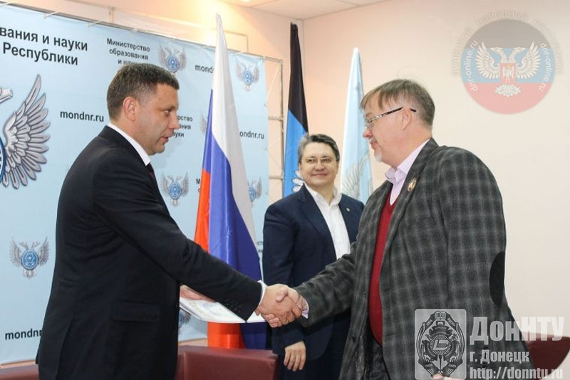 Глава ДНР вручает участникам специальные сертификаты