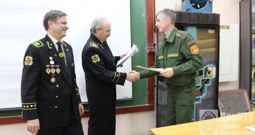 Награждение почетной грамотой студента гр. ВДзскс-16 С. Закурдаева