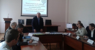 Конкурсантов приветствует директор, профессор М. Н. Чальцев 