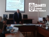 Конкурсантов приветствует директор, профессор М. Н. Чальцев 