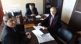 Подписание договора о сотрудничестве. На фото слева направо: декан ЭтФ ГОУВПО «ДонНТУ» С. В. Шлепнёв, генеральный директор РП «ГМСК» А. Д. Бондаренко, ректор ГОУВПО «ДонНТУ» К. Н. Маренич