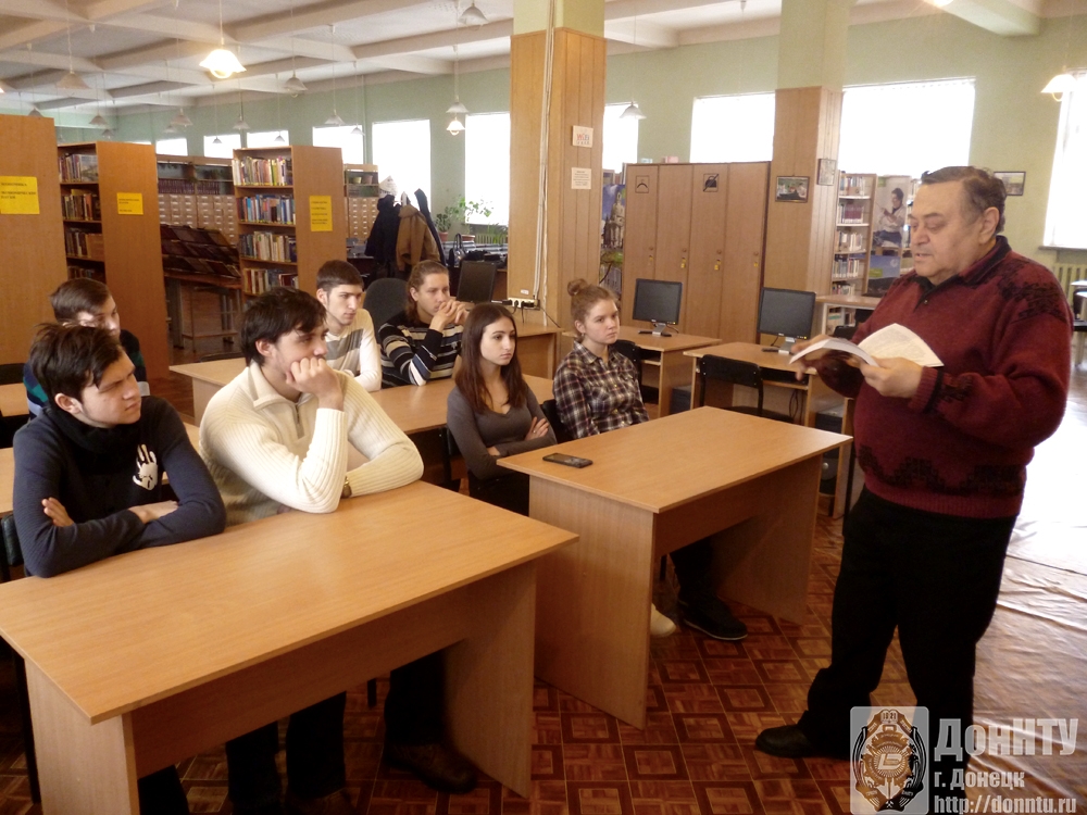 Владимир Николаевич Павлыш знакомит студентов с изданием
