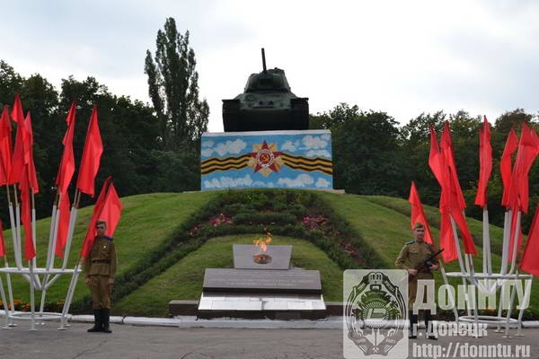 Памятник-танк на братской могиле