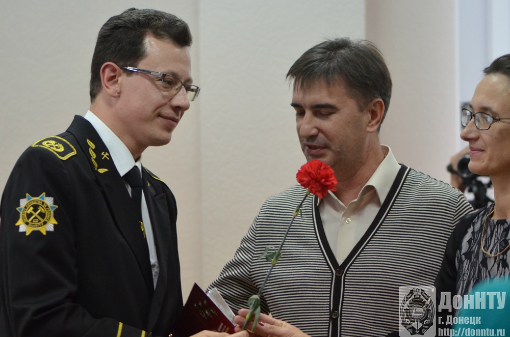 А. А. Нестеренко вручает награду К. Н. Лабинскому