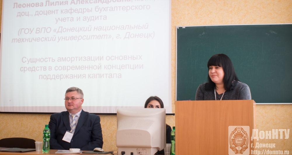 Докладывает доцент Л. А. Леонова