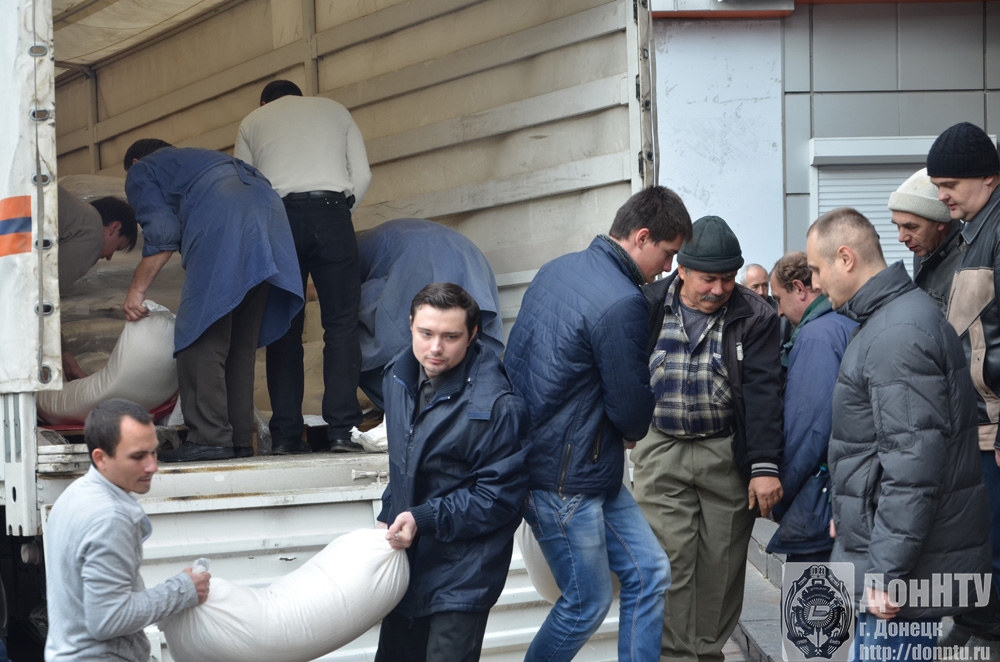 Сотрудники ЦИКТа на разгрузке гуманитарной помощи