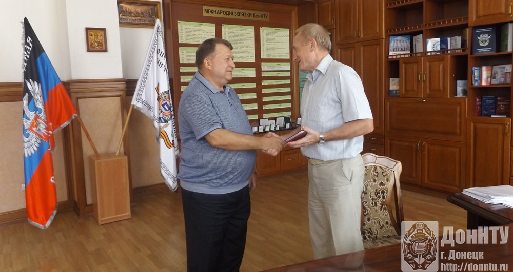 Ректор вречает диплом доктора наук В. Г. Агееву