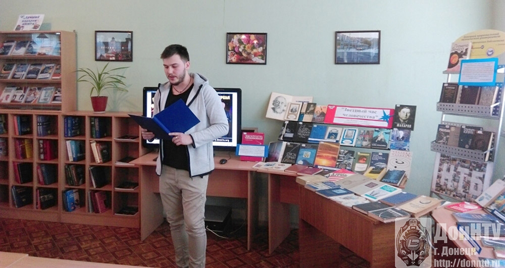 Заведующий отделом культурно просветительной работы В. Ю. Михеев знакомит участников мероприятия с историей праздника