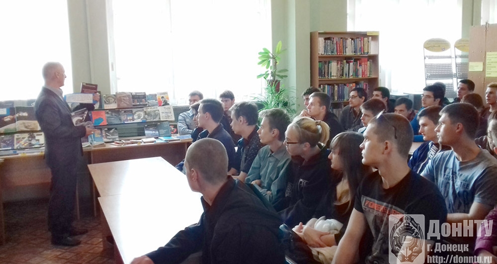 В. В. Паслен демонстрирует издания, представленные на книжной выставке «Звездный час человечества»