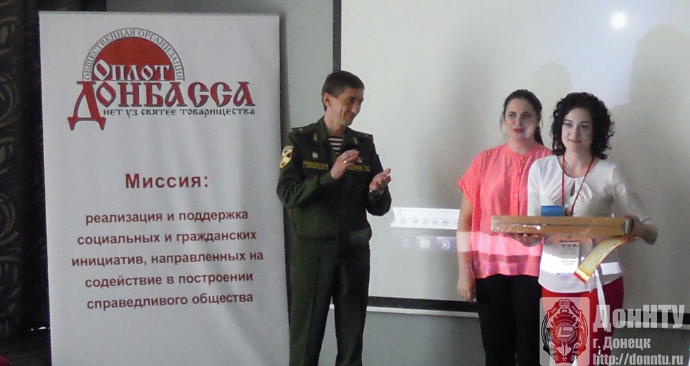 Награду вручают А. Милинтеевой