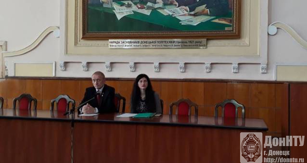 Ректор ДонНТУ К. Н. Маренич и специалист Центра карьеры М. Репенко