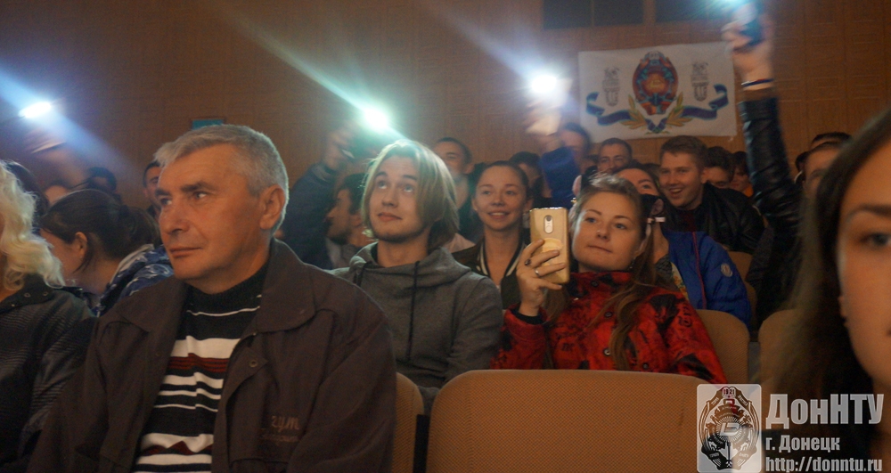 Зал поет вместе с участниками