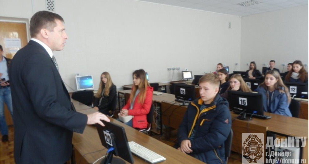 Доцент А.В. Химченко демонстрирует современные методы проектирования двигателя