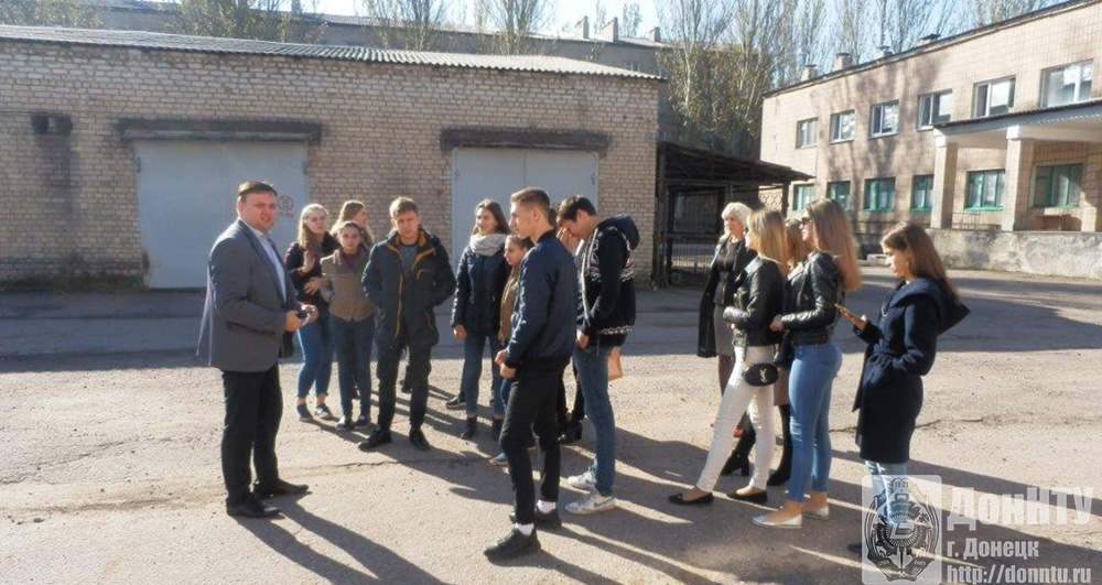 Доцент Д. Н. Самисько знакомит гостей с промышленной зоной института