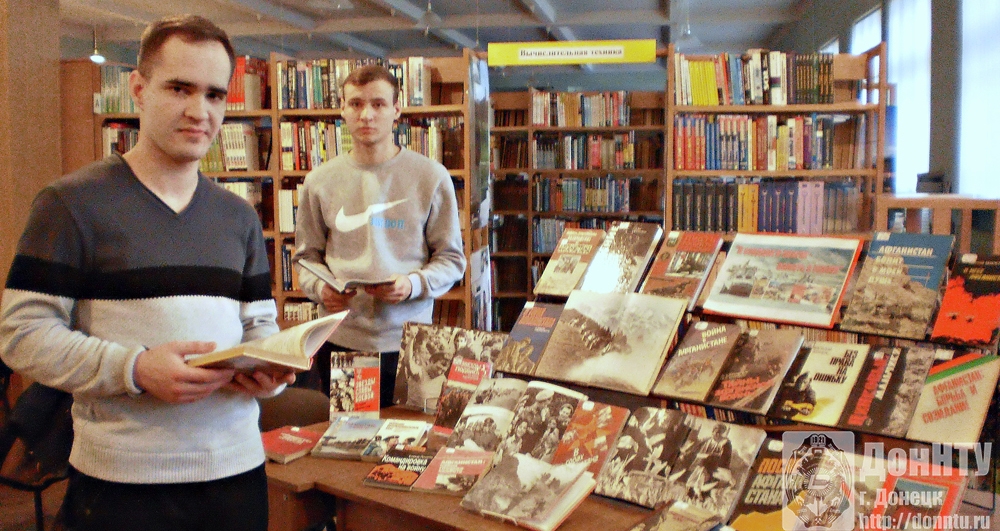 Посетители выставки «В сердцах и книгах – память о войне»