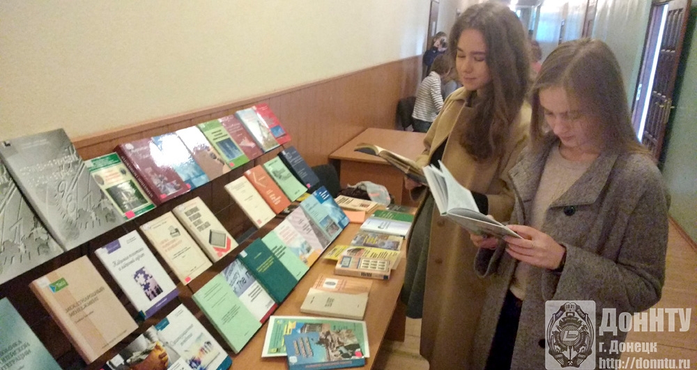 Студенты группы МПО-16 с любопытством изучали литературу с книжной выставки