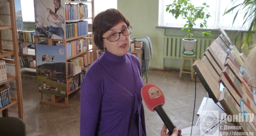 Заведующая отделом культурно-просветительской работы Оксана Иванченко дает интервью каналу «Оплот ТВ»