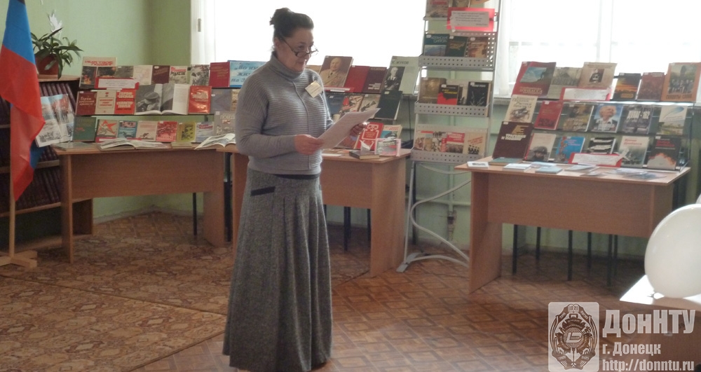 Главный библиотекарь Ирина Буряченко проводит викторину «Белые журавли»