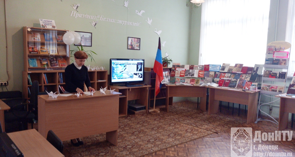Заведующая сектором Анастасия Клочко проводит мастер-класс в технике оригами «Белые журавли»