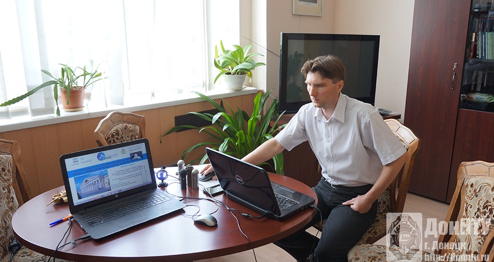 Доклад читает Антон Грицаенко
