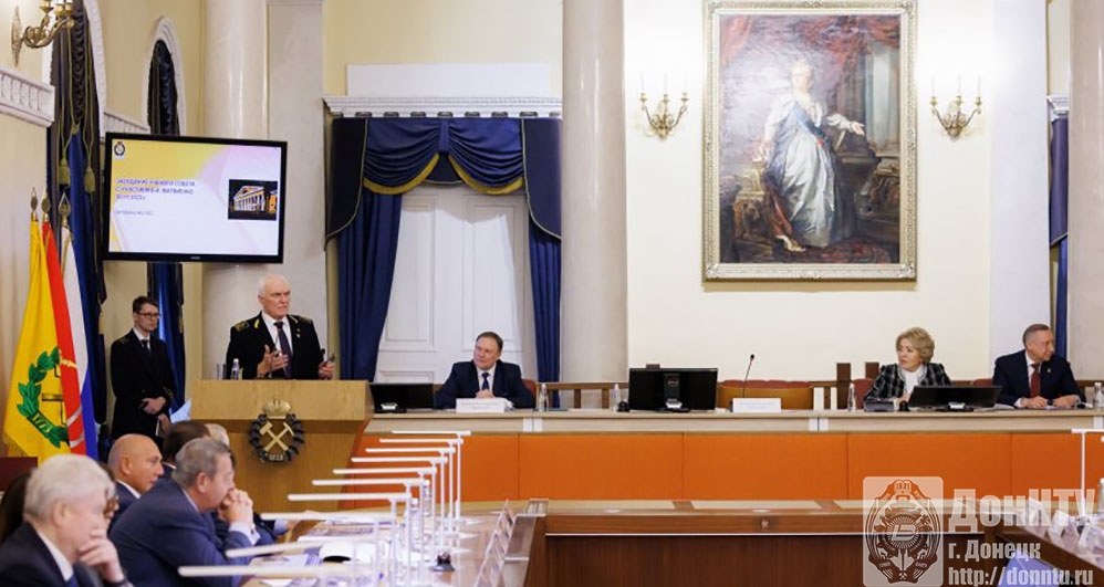 Выступает В. С. Литвиненко