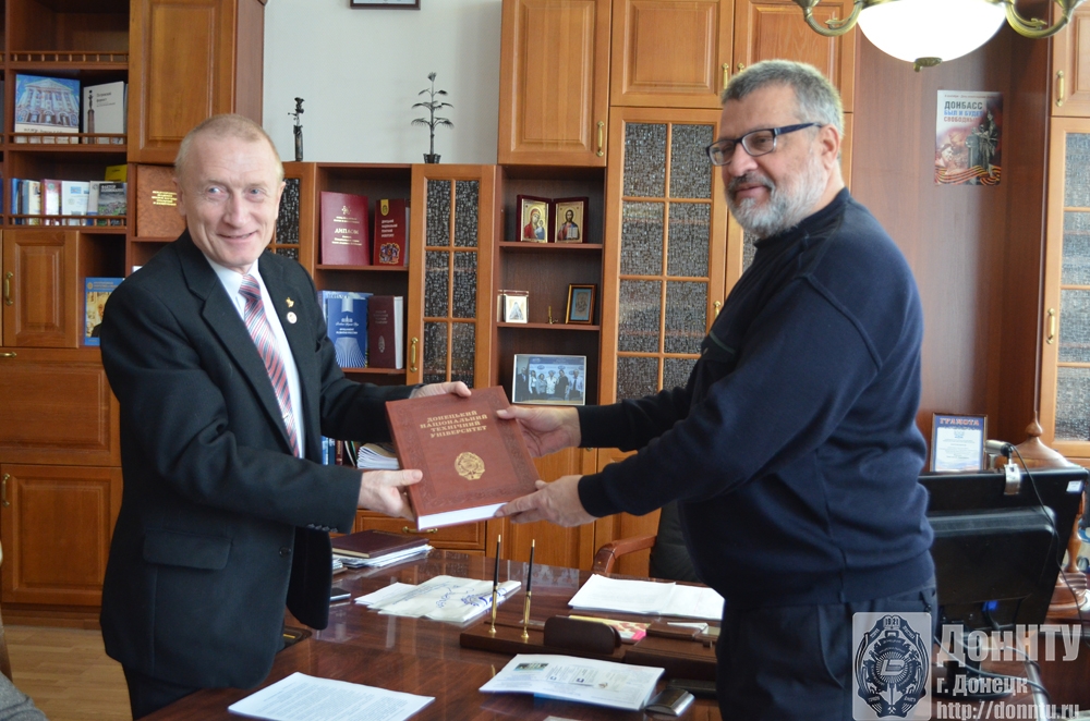 К. Н. Маренич вручает книгу об истории ДонНТУ