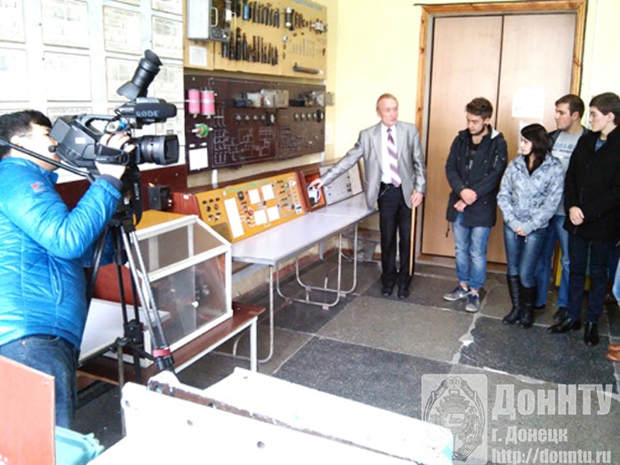 Учебный процесс в лаборатории кафедры горной электротехники и автоматики