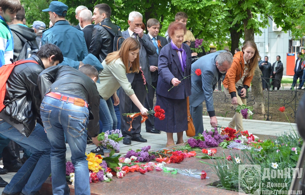 Возложение цветов