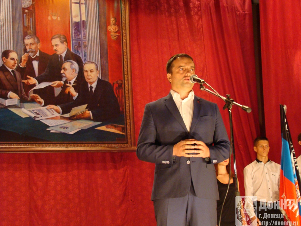 Первокурсников поздравляет Мирослав Руденко