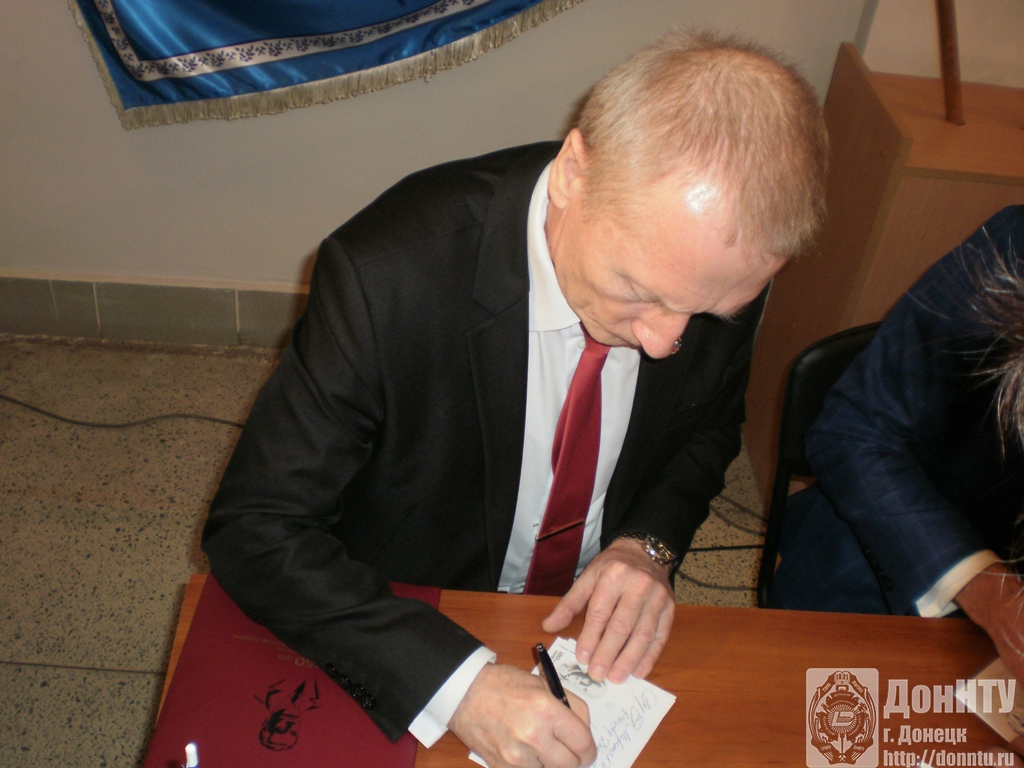 Ректор К. Н. Маренич ставит автограф