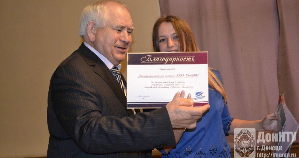 Директор АДИ М. Н. Чальцев вручает благодарность