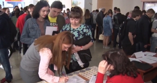 Студенты заполняют свои анкеты