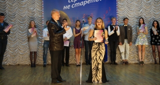 Вручение диплома победительнице фестиваля И. Кучеевой (ИЭФ)