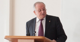 С докладом выступает А. Я. Аноприенко