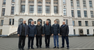 У входа в главный корпус В.Ф. Мужчанов, Н.М. Зайченко, С. В. Борщевский, М. П. Кушаков, Г. Е. Токмаков, А. Я. Аноприенко 