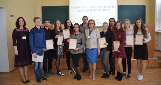 Учащиеся лицея «Интеллект» с организаторами конференции