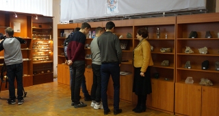 Студенты-геологи у стендов с минералами