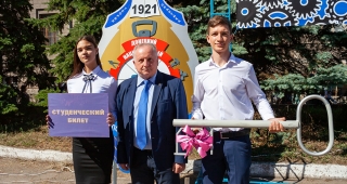 Символические Ключ знаний и Студенческий билет вручены первокурсникам