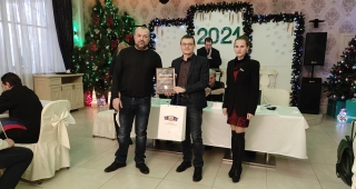 А. И. Кофман вручает грамоту Е. А. Буленкову