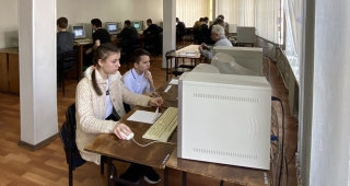 Школьники за работой