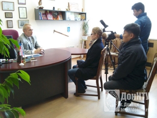 Проректор К. Н. Маренич дает интервью телерадиокомпании KBS