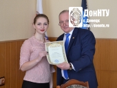 А. Я. Аноприенко вручает грамоты отличникам учебы