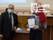 Грамоту получает А. Суворина, студентка ФКНТ