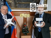 Ректор А.Я. Аноприенко и заведующий кафедрой А.П. Серых демонстрируют БПЛА