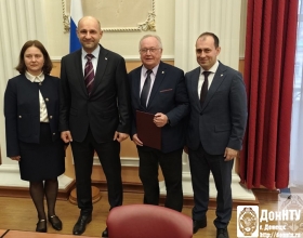 Уральский государственный горный университет передал ДонНТУ коллекцию минералов в рамках подписания соглашения о сотрудничестве