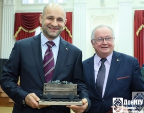 Уральский государственный горный университет передал ДонНТУ коллекцию минералов в рамках подписания соглашения о сотрудничестве Уральский государственный горный университет передал ДонНТУ коллекцию минералов в рамках подписания соглашения о сотрудничестве