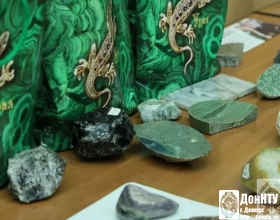 Уральский государственный горный университет передал ДонНТУ коллекцию минералов в рамках подписания соглашения о сотрудничестве Уральский государственный горный университет передал ДонНТУ коллекцию минералов в рамках подписания соглашения о сотрудничестве