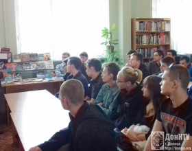 В. В. Паслен демонстрирует издания, представленные на книжной выставке «Звездный час человечества»