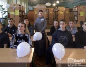 Главный библиотекарь Ирина Владимировна Буряченко проводит мероприятие к Международному дню «Белые журавли»