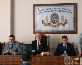 Президиум конференции. Слева направо А. В. Половян, директор Государственного учреждения «Институт экономических исследований», д.э.н., доцент; М.Н. Кушаков, Первый заместитель Министра Министерства образования и 